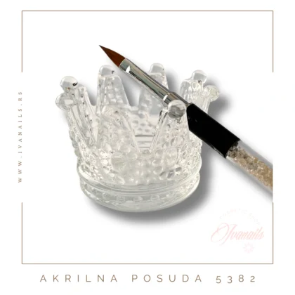 Akrilna posuda u obliku krune – velika zapremina, dekorativna i praktična. Može služiti i kao držač za četkicu.